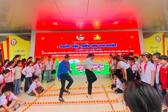 HỌC SINH TRƯỜNG TIỂU HỌC TRẦN PHÚ SÔI NỔI THAM GIA NGÀY HỘI THIẾU NHI VUI KHOẺ- TIẾN BƯỚC LÊN ĐOÀNLỄ KẾT NẠP ĐỘI VIÊN MỚI NĂM HỌC: 2025-2026- Ảnh 2.