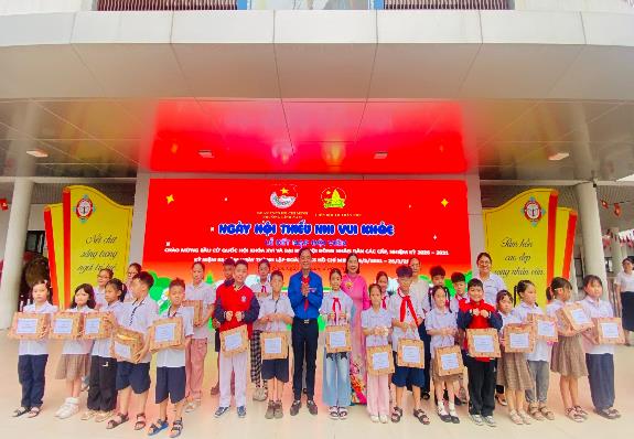 HỌC SINH TRƯỜNG TIỂU HỌC TRẦN PHÚ SÔI NỔI THAM GIA NGÀY HỘI THIẾU NHI VUI KHOẺ- TIẾN BƯỚC LÊN ĐOÀNLỄ KẾT NẠP ĐỘI VIÊN MỚI NĂM HỌC: 2025-2026- Ảnh 10.