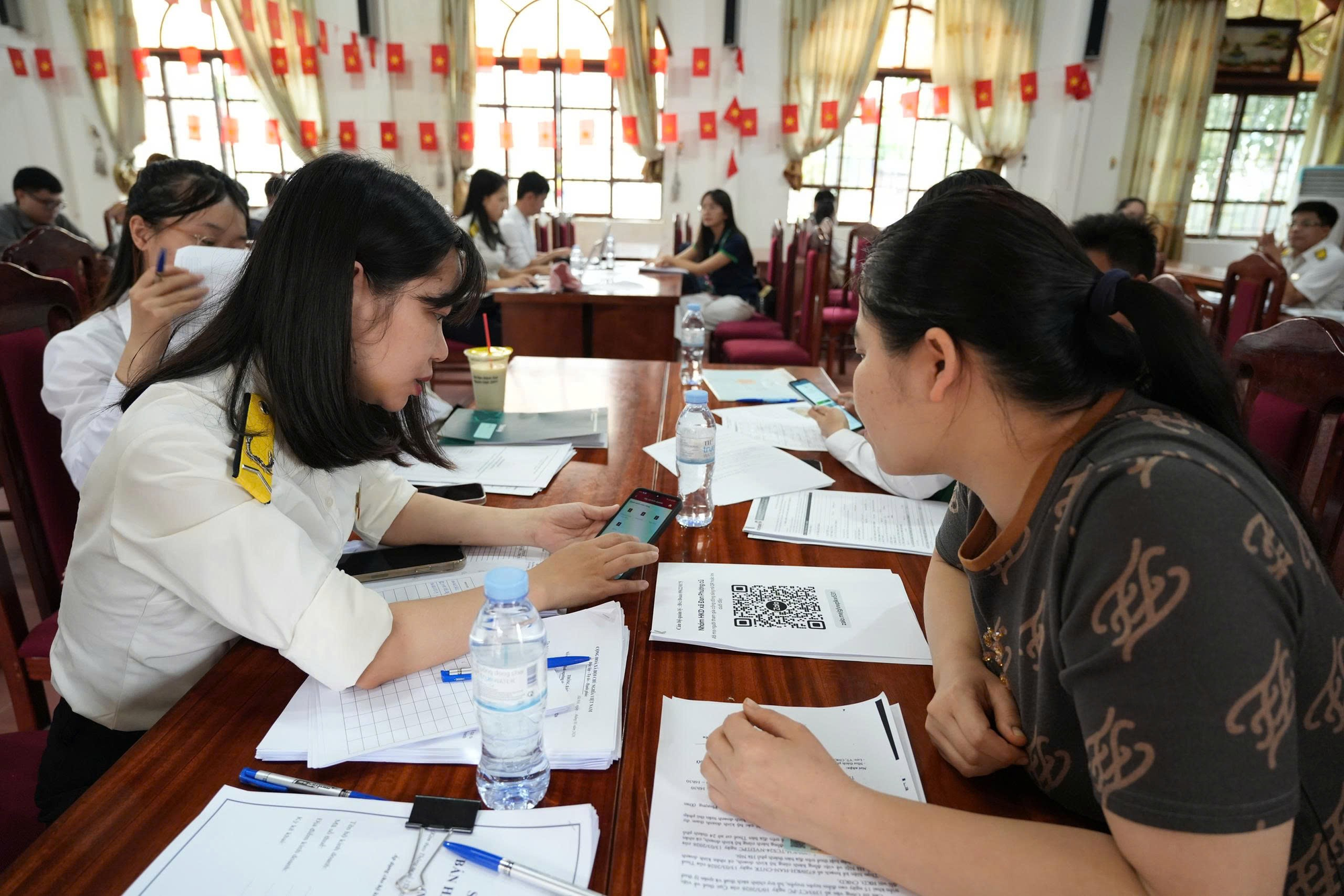 Thuế cơ sở 24 thành phố Hà Nội ra quân tuyên truyền hướng dẫn người nộp thuế thực hiện các chính sách về thuế.- Ảnh 1.