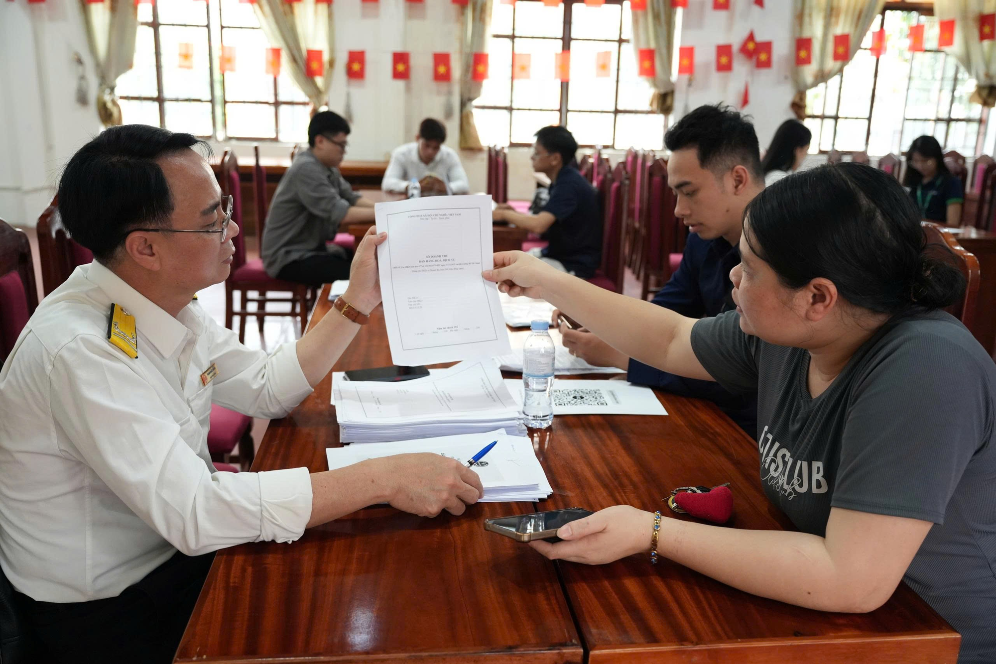 Thuế cơ sở 24 thành phố Hà Nội ra quân tuyên truyền hướng dẫn người nộp thuế thực hiện các chính sách về thuế.- Ảnh 2.