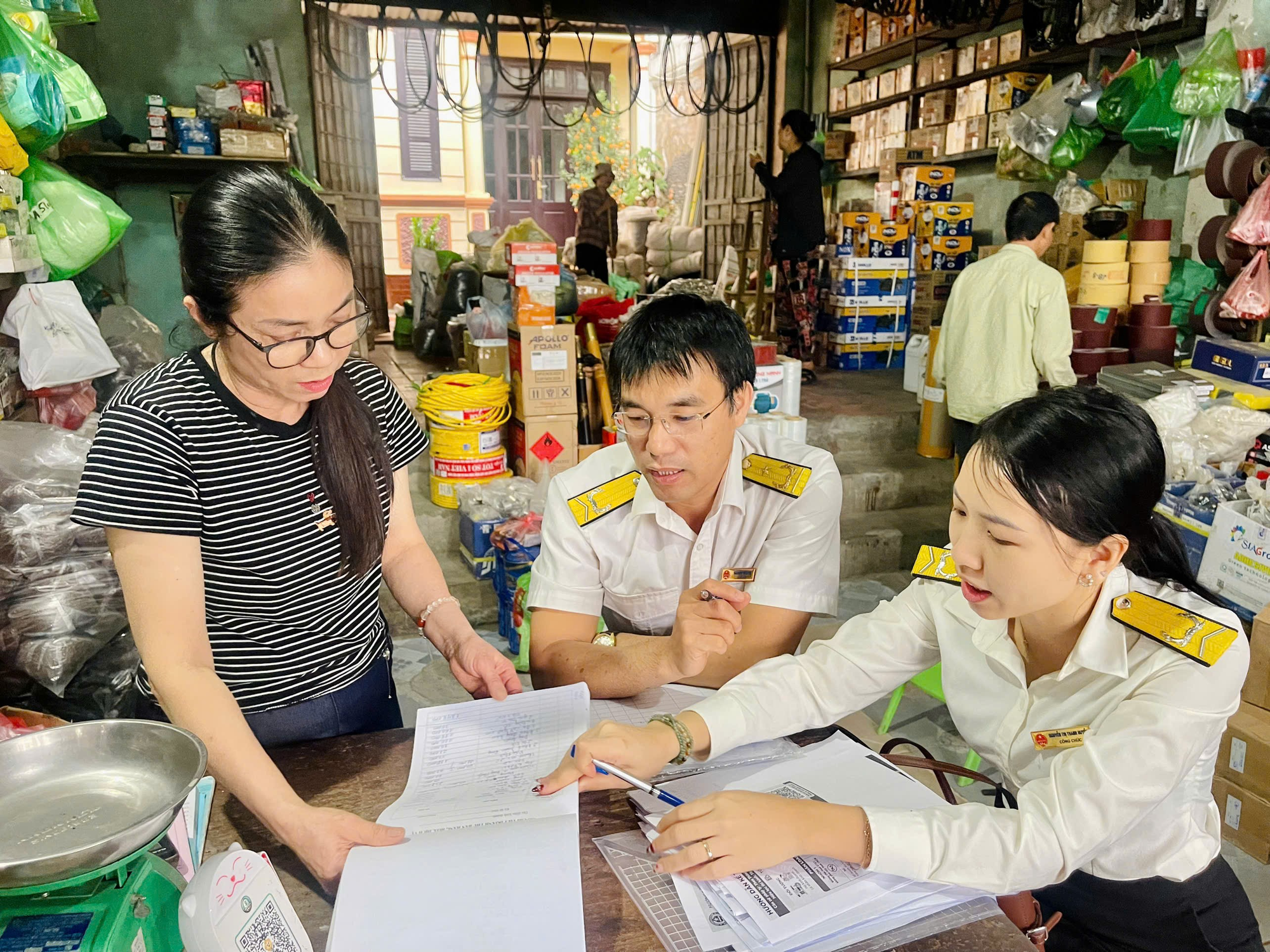Thuế cơ sở 24 thành phố Hà Nội ra quân tuyên truyền hướng dẫn người nộp thuế thực hiện các chính sách về thuế.- Ảnh 3.