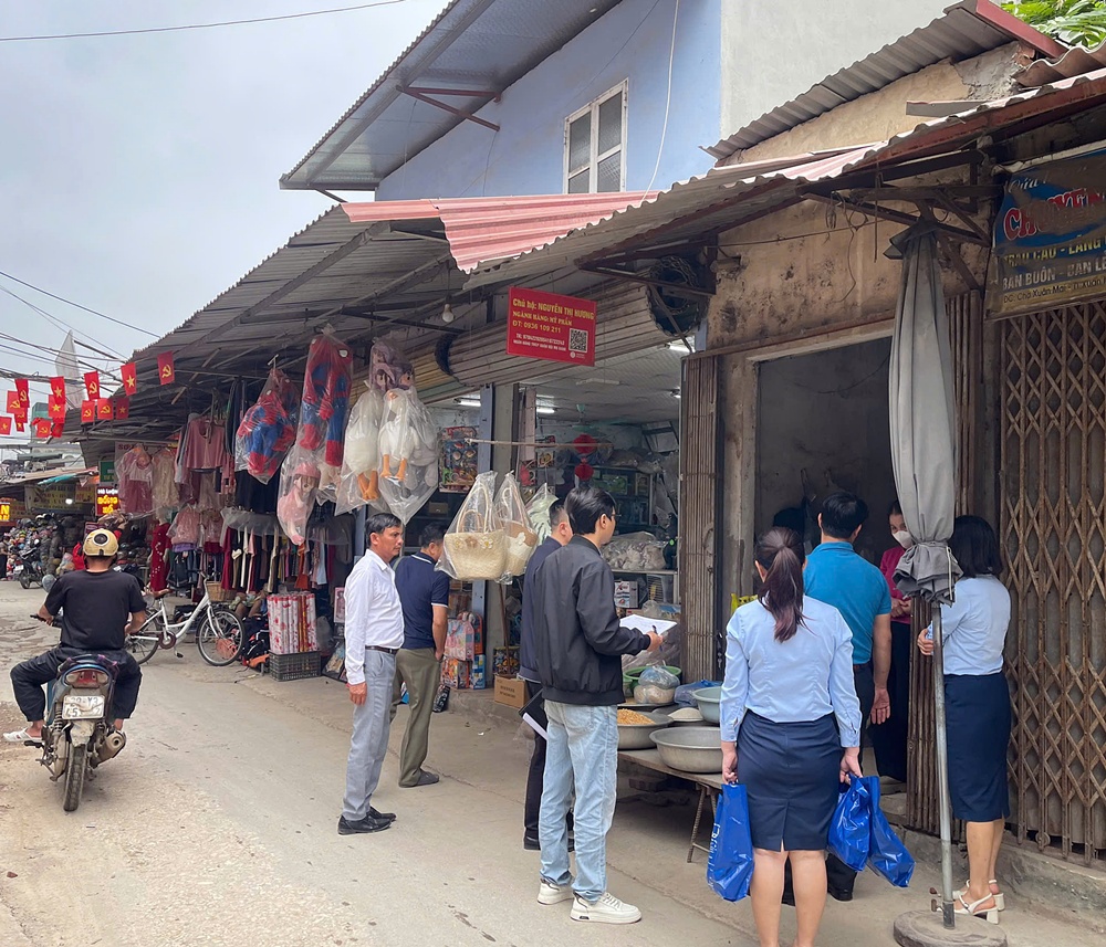 Xuân Mai: Trực tiếp hướng dẫn hộ kinh doanh, cá nhân kinh doanh sử dụng công nghệ số hỗ trợ quản lý kinh doanh tại khu chợ Xuân Mai- Ảnh 1.