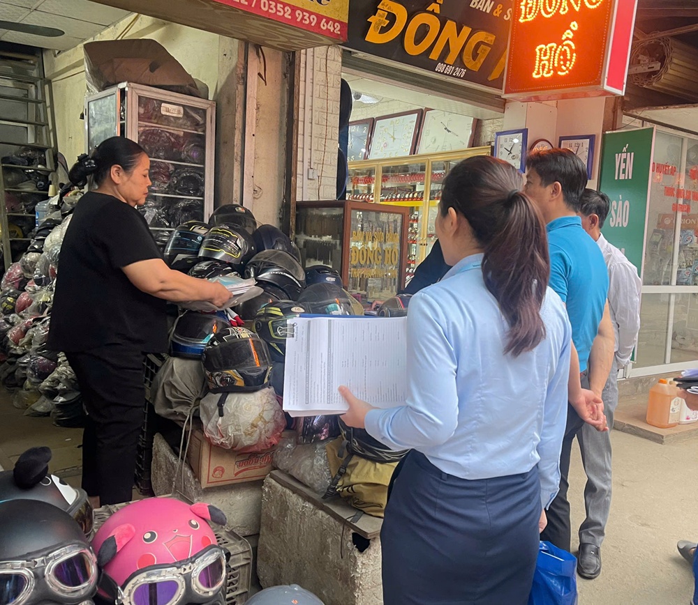 Xuân Mai: Trực tiếp hướng dẫn hộ kinh doanh, cá nhân kinh doanh sử dụng công nghệ số hỗ trợ quản lý kinh doanh tại khu chợ Xuân Mai- Ảnh 2.