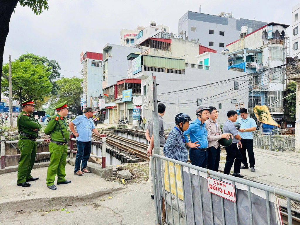 PHƯỜNG PHƯƠNG LIỆT: RA QUÂN ĐÓNG LỐI ĐI TỰ MỞ QUA ĐƯỜNG SẮT, ĐẢM BẢO AN TOÀN GIAO THÔNG- Ảnh 1.