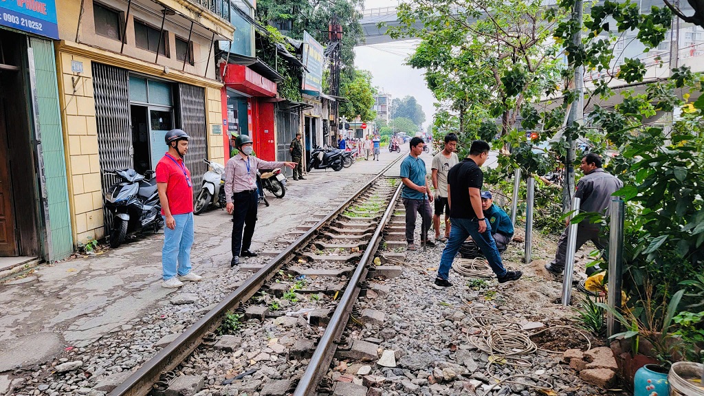 PHƯỜNG PHƯƠNG LIỆT: RA QUÂN ĐÓNG LỐI ĐI TỰ MỞ QUA ĐƯỜNG SẮT, ĐẢM BẢO AN TOÀN GIAO THÔNG- Ảnh 2.