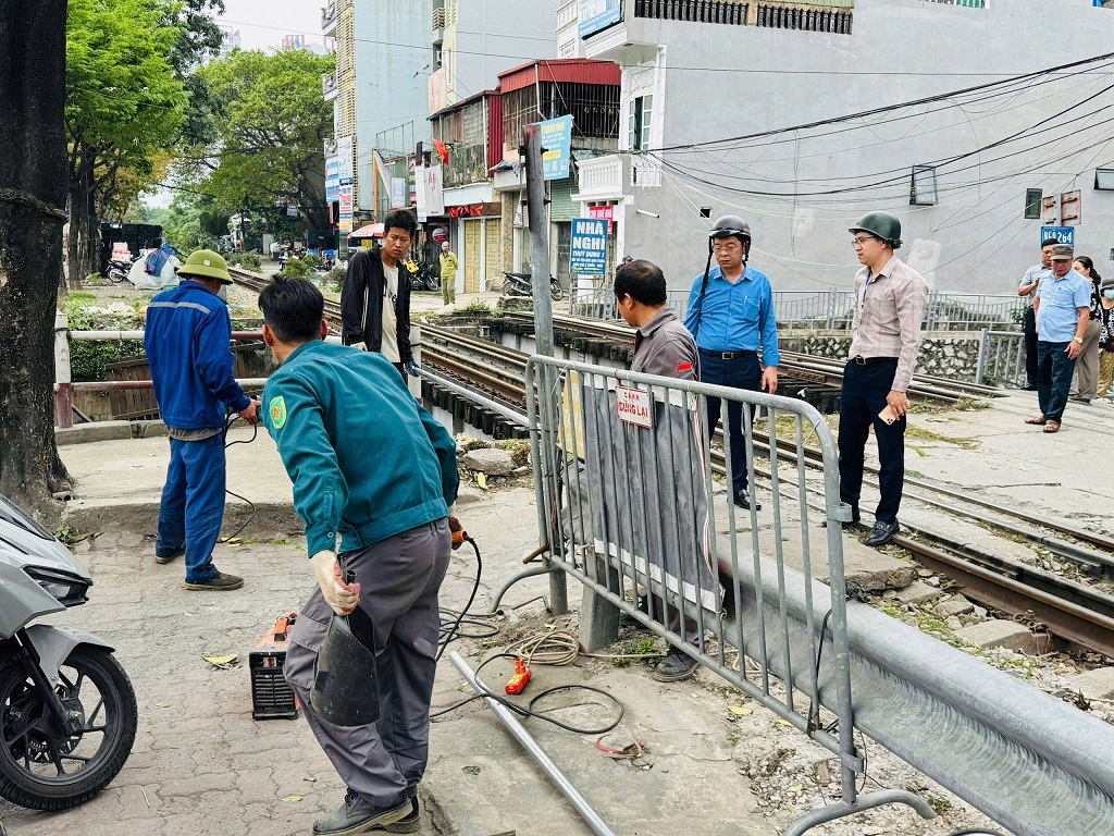 PHƯỜNG PHƯƠNG LIỆT: RA QUÂN ĐÓNG LỐI ĐI TỰ MỞ QUA ĐƯỜNG SẮT, ĐẢM BẢO AN TOÀN GIAO THÔNG- Ảnh 3.
