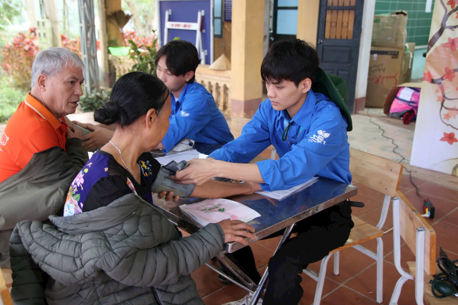 Tuổi trẻ phường Kim Liên lan tỏa yêu thương từ chuyến khám bệnh miễn phí- Ảnh 1.