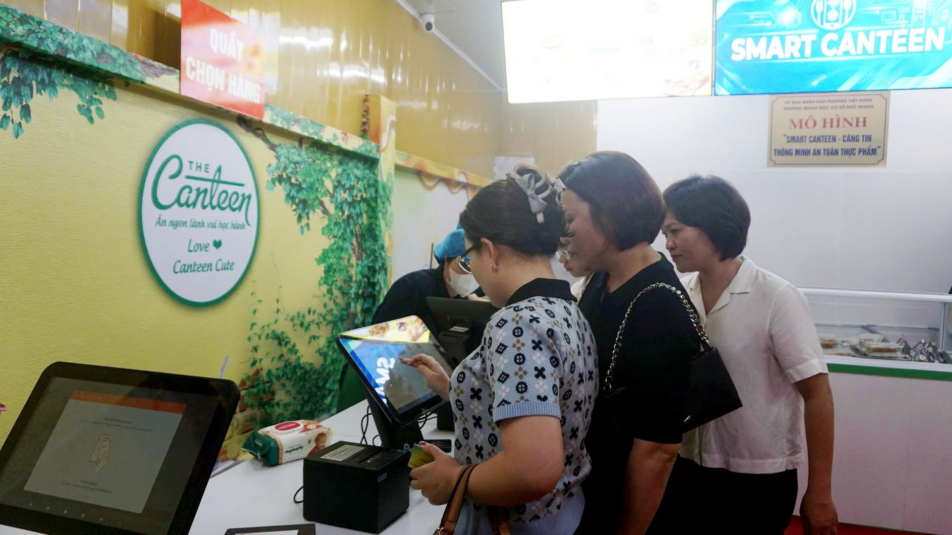 Việt Hưng triển khai mô hình “Smart Canteen” thứ tám tại Trường THCS Đức Giang- Ảnh 5.