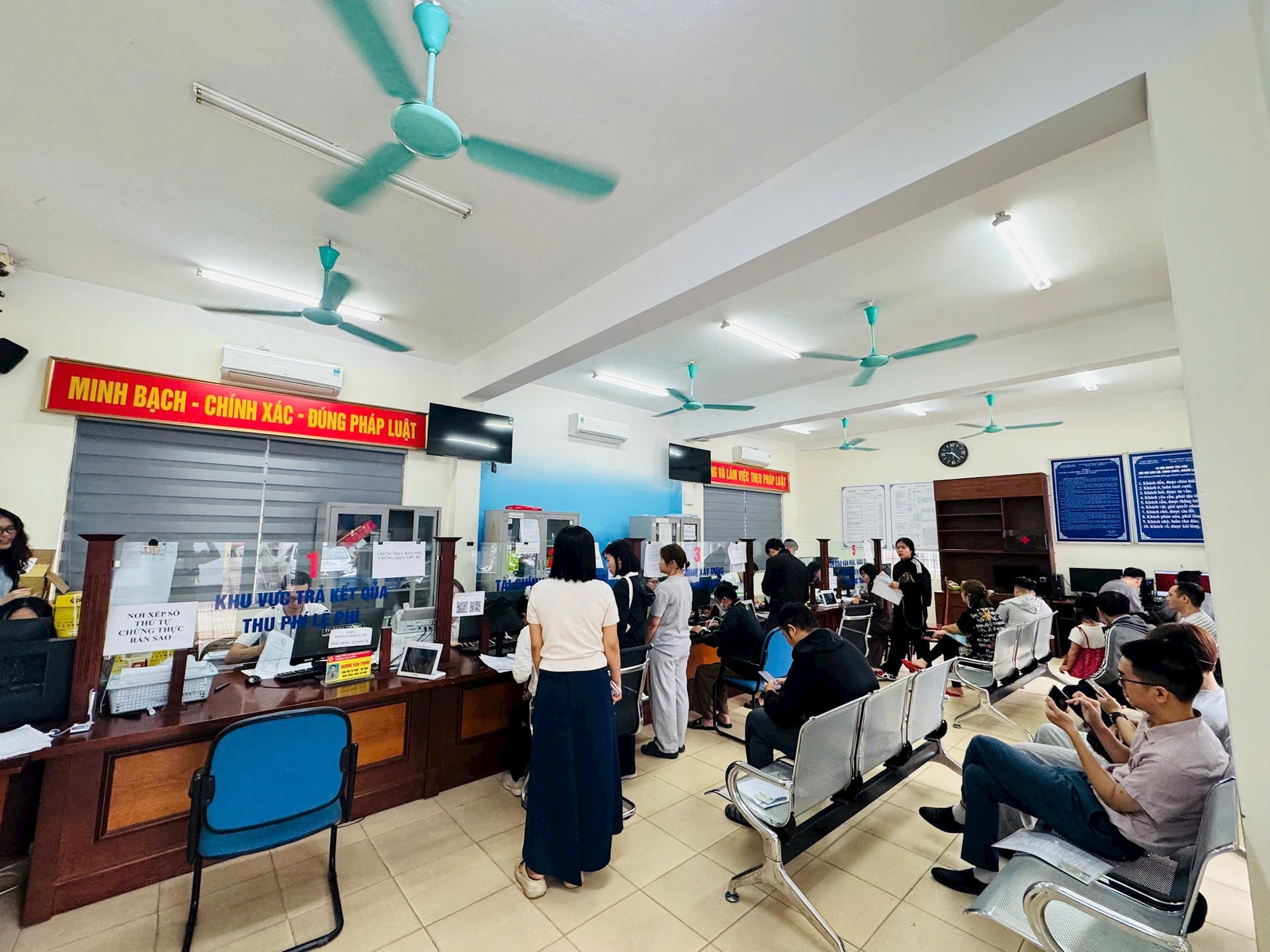 Phường Phú Lương xây dựng nền hành chính hiện đại, lấy người dân làm trung tâm- Ảnh 1.