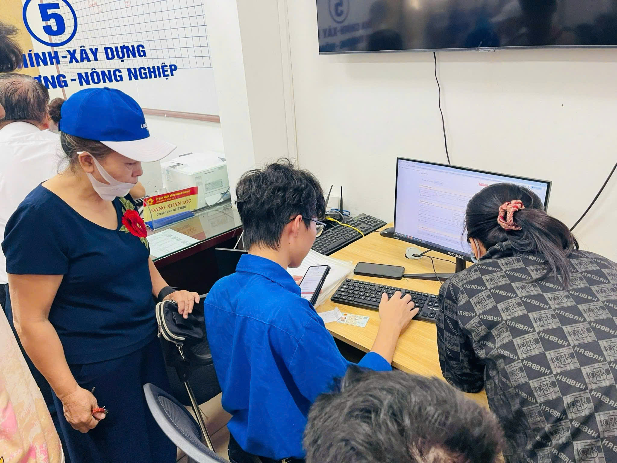 PHƯỜNG VĨNH TUY ĐẨY MẠNH CHUYỂN ĐỔI SỐ, HƯỚNG TỚI XÂY DỰNG CHÍNH QUYỀN SỐ HIỆN ĐẠI- Ảnh 2.