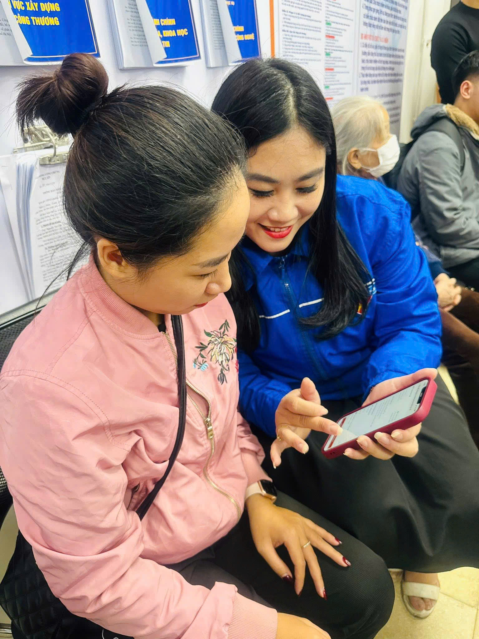 PHƯỜNG VĨNH TUY ĐẨY MẠNH CHUYỂN ĐỔI SỐ, HƯỚNG TỚI XÂY DỰNG CHÍNH QUYỀN SỐ HIỆN ĐẠI- Ảnh 4.