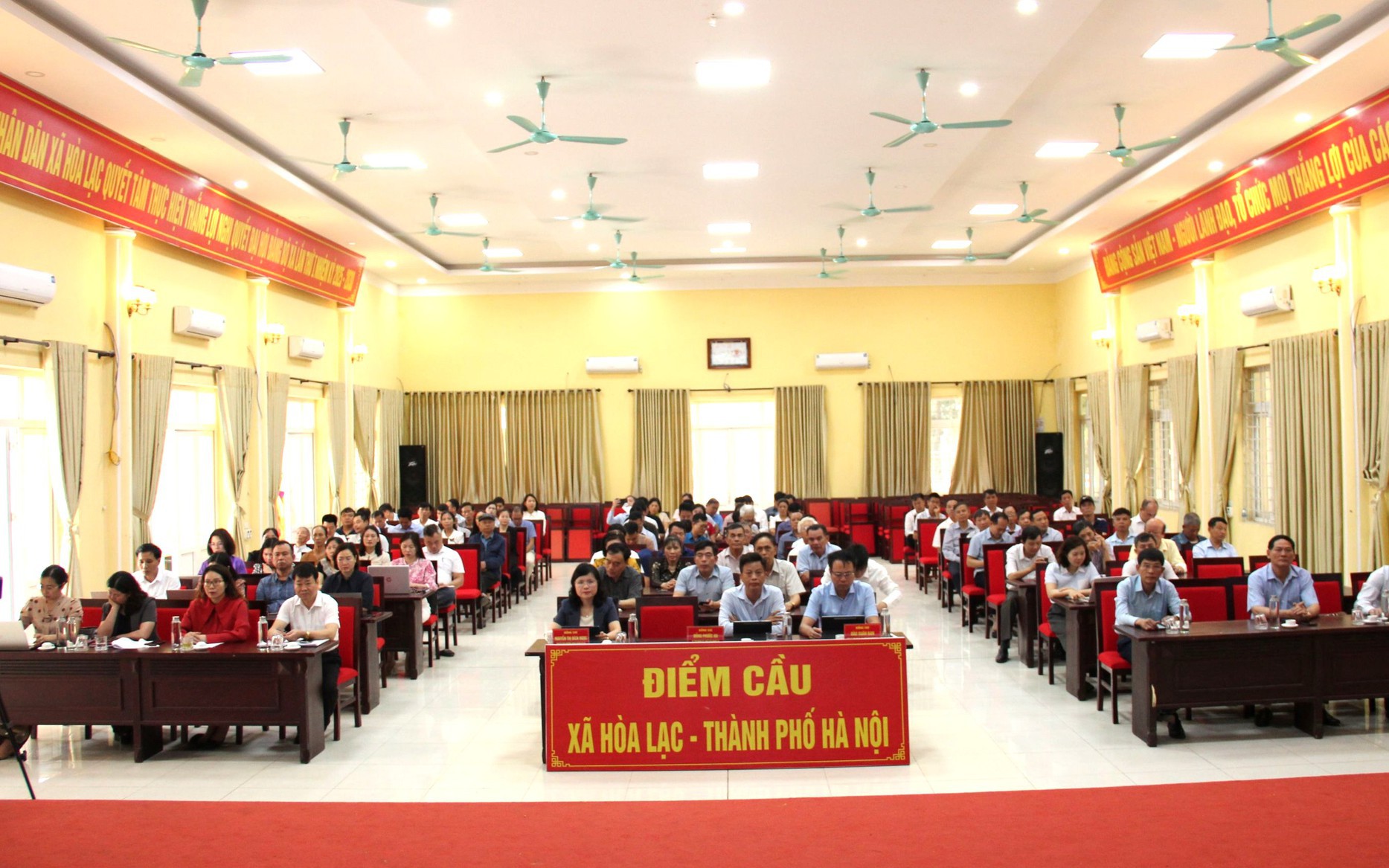 Hơn 200 đại biểu xã Hòa Lạc dự hội nghị trực tuyến quán triệt Nghị quyết số 02 của Bộ Chính trị