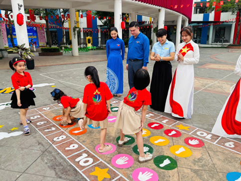 Lễ kỉ niệm 95 năm Ngày thành lập Đoàn TNCS Hồ Chí Minh và gắn biển công trình thanh niên 
“Sân chơi hạnh phúc – Happy Land Yên Sở”- Ảnh 4.