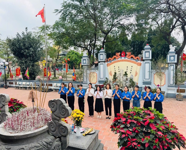 Chi đoàn Trường Mầm non Tân Mai tổ chức tham quan, dâng hương tại Đền thờ Chu Văn An- Ảnh 1.