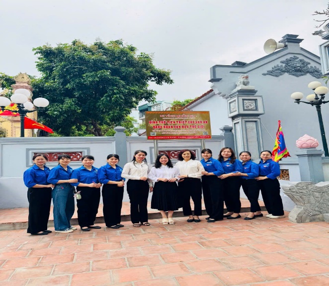 Chi đoàn Trường Mầm non Tân Mai tổ chức tham quan, dâng hương tại Đền thờ Chu Văn An- Ảnh 2.