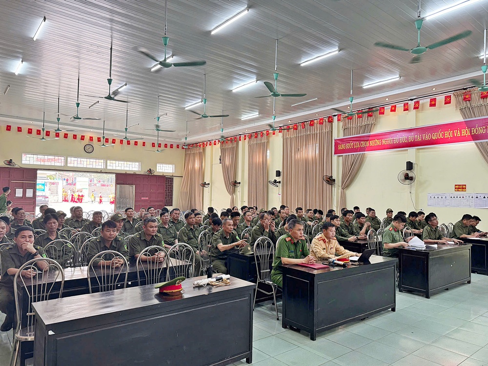 Công an xã Xuân Mai tập huấn kỹ năng điều khiển, phân luồng giao thông và hỗ trợ giải quyết một số tình huống khi tham gia bảo đảm trật tự an toàn giao thông- Ảnh 1.