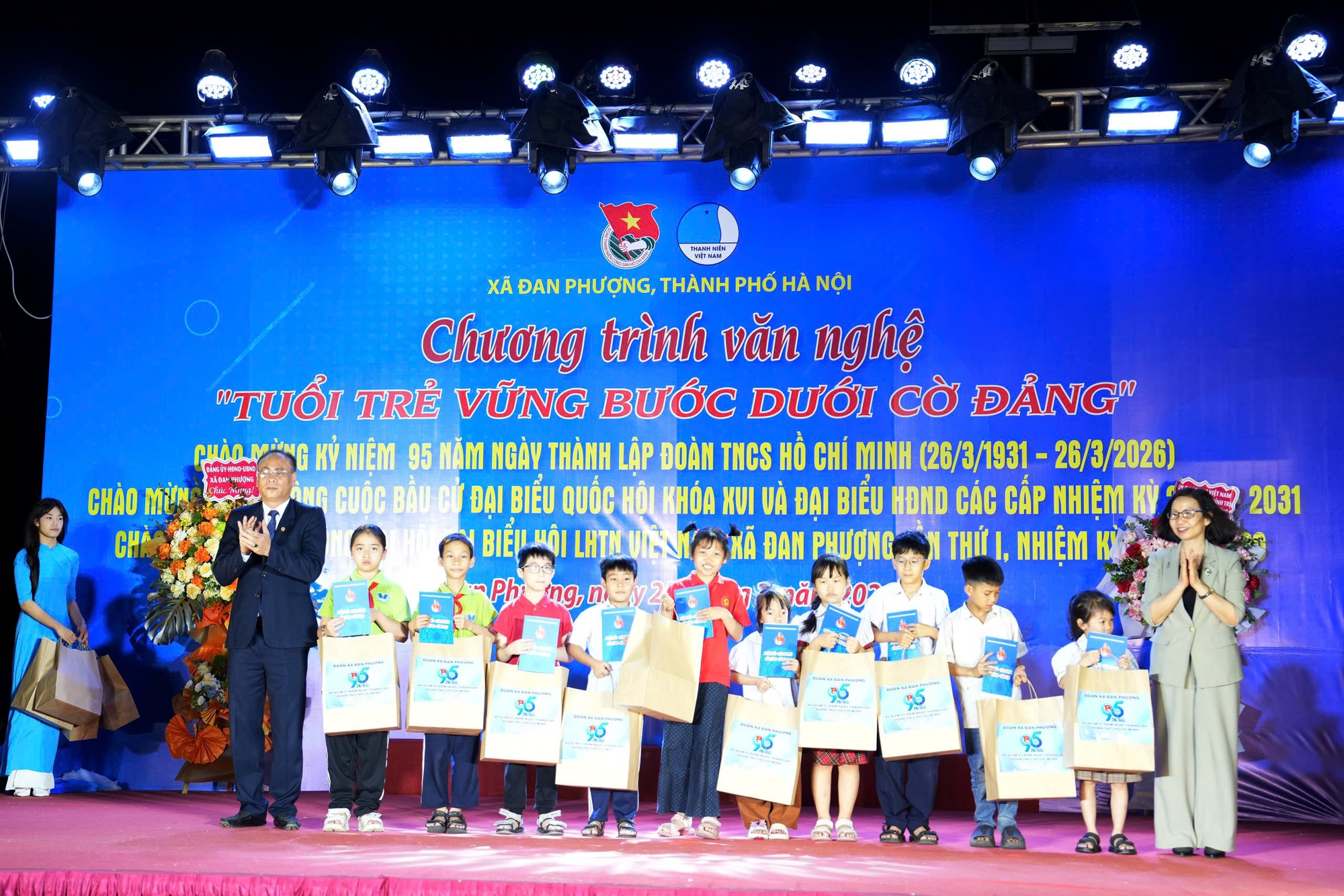 Đặc sắc, ý nghĩa chương trình văn nghệ “Tuổi trẻ vững bước dưới cờ Đảng”- Ảnh 2.