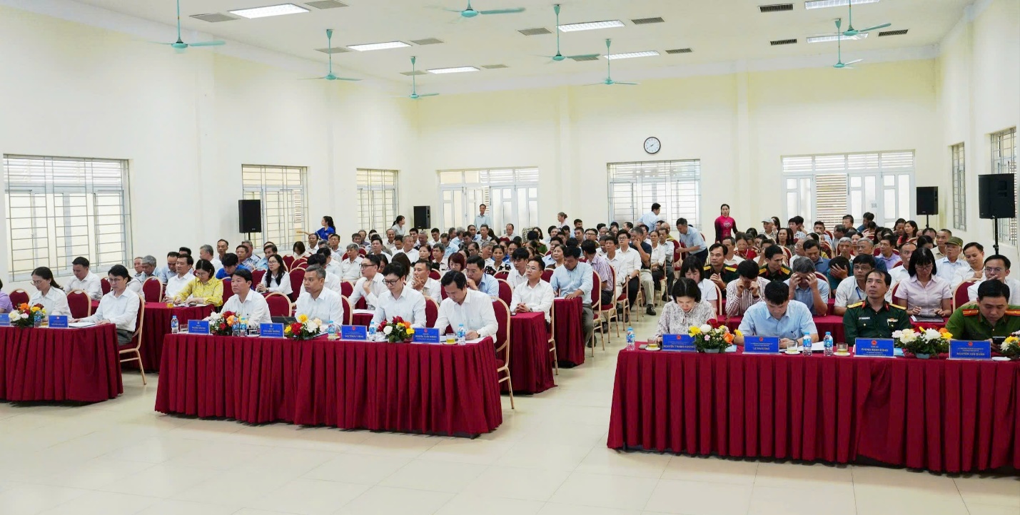 A group of people sitting at tables  AI-generated content may be incorrect.