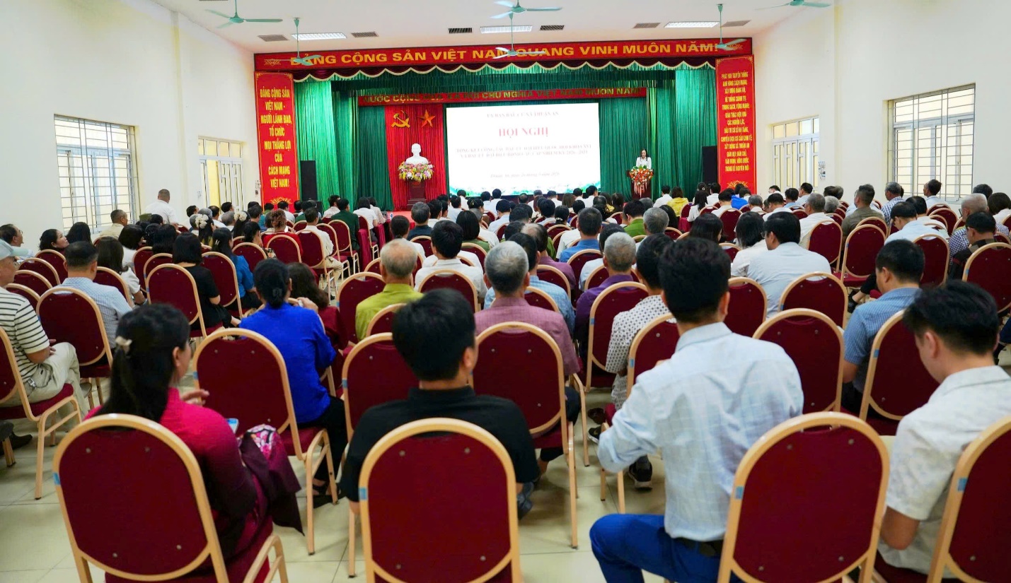 A group of people sitting in chairs  AI-generated content may be incorrect.