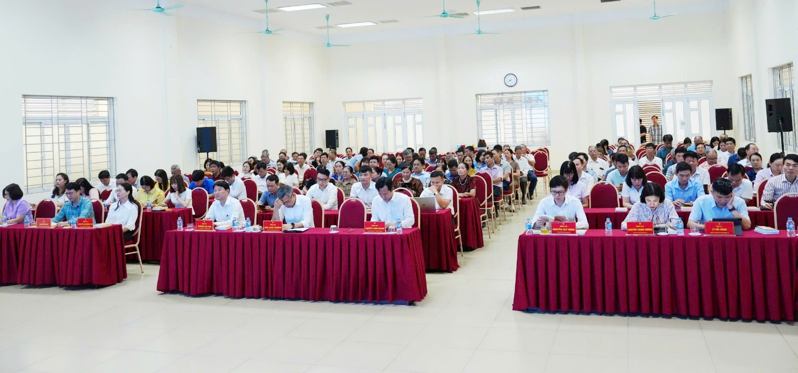 A group of people sitting at tables  AI-generated content may be incorrect.