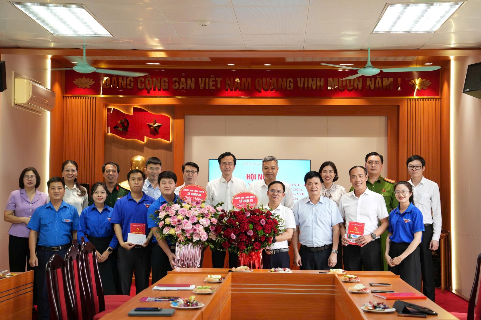 A group of people standing in a room  AI-generated content may be incorrect.