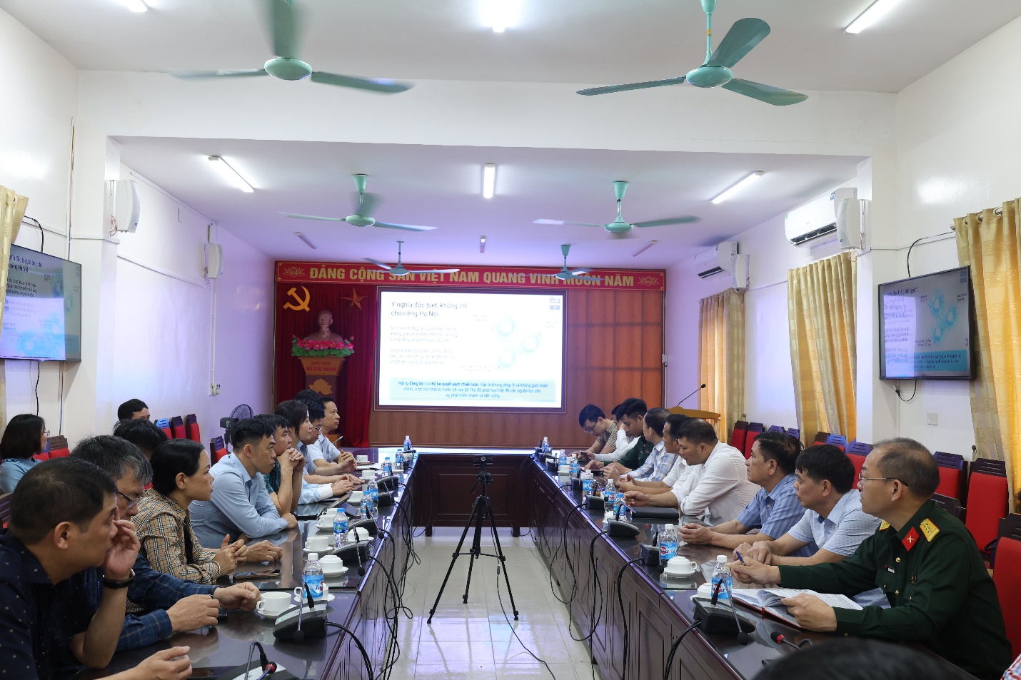 Xã Mê Linh tham gia Hội nghị quán triệt Nghị quyết số 02-NQ/TW của Bộ Chính trị "về xây dựng và phát triển Thủ đô Hà Nội trong kỷ nguyên mới"- Ảnh 3.