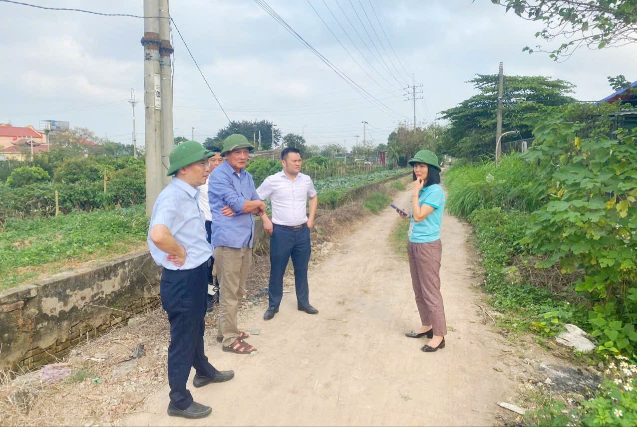 A group of people standing on a dirt road  AI-generated content may be incorrect.
