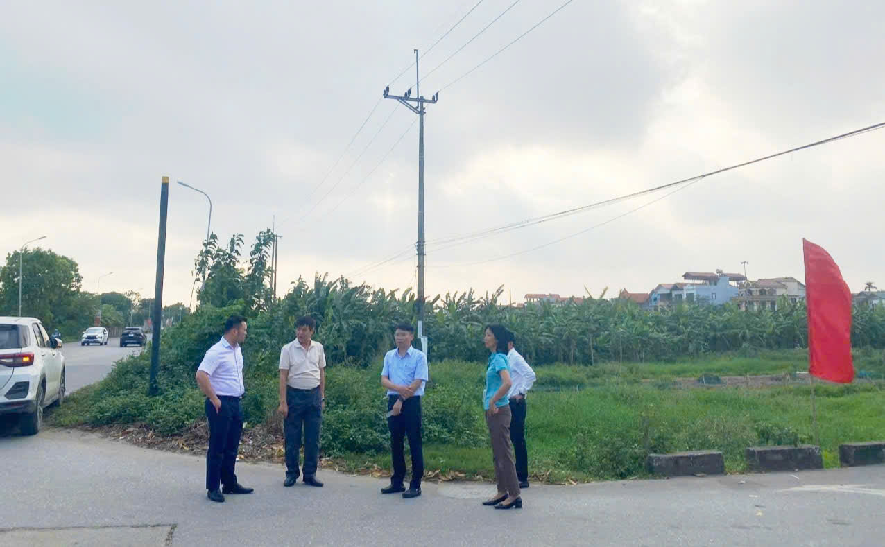 A group of people standing on the street  AI-generated content may be incorrect.