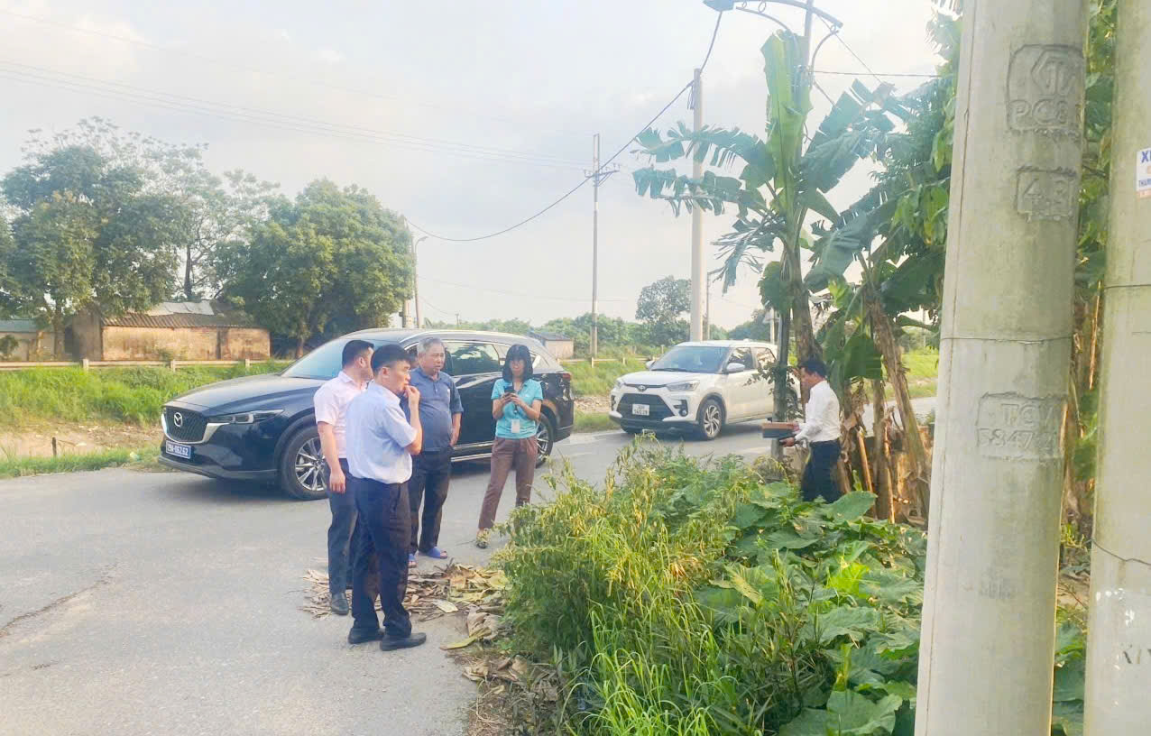 A group of people standing on the side of a road  AI-generated content may be incorrect.