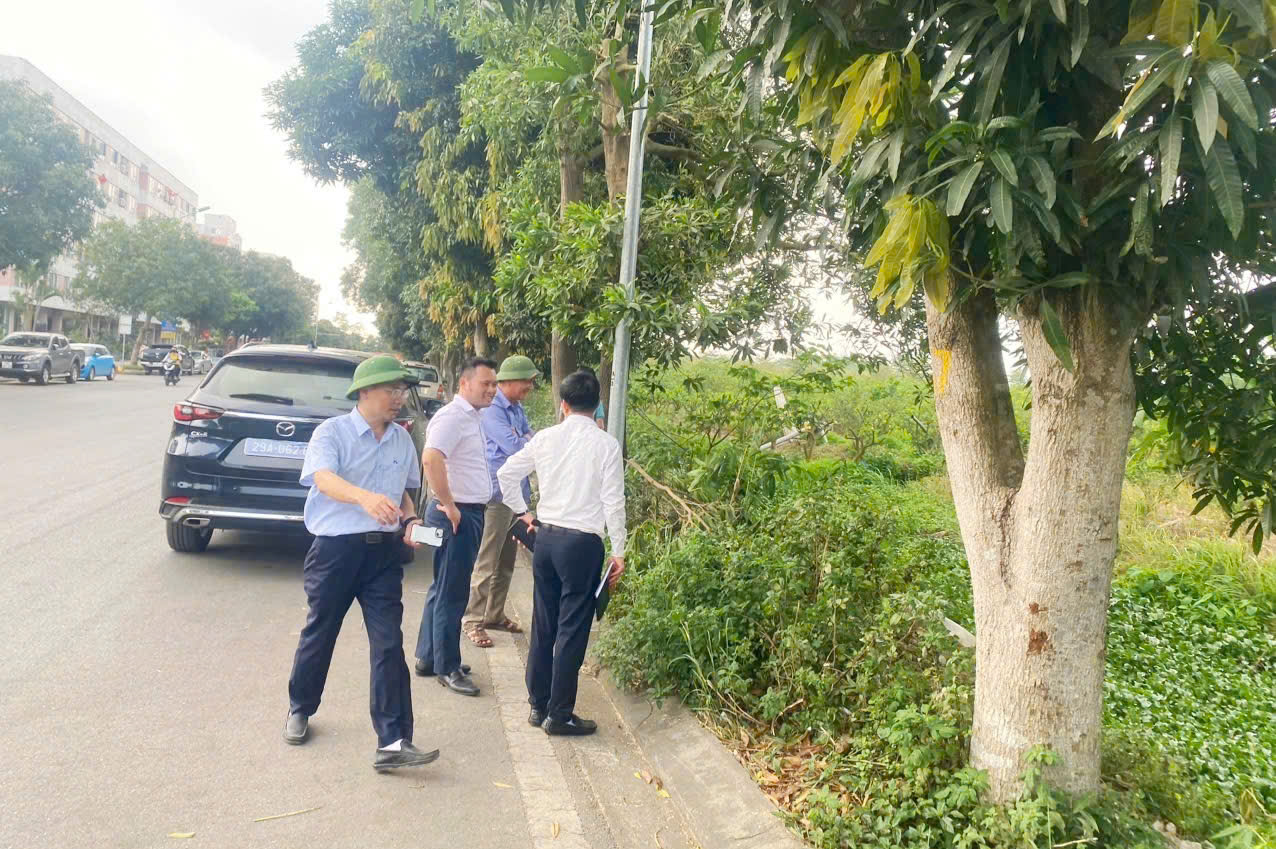 A group of men standing on a street corner  AI-generated content may be incorrect.