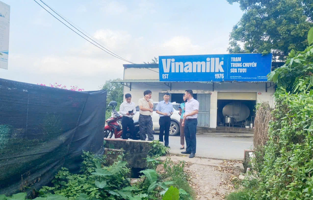 A group of men standing outside a building  AI-generated content may be incorrect.