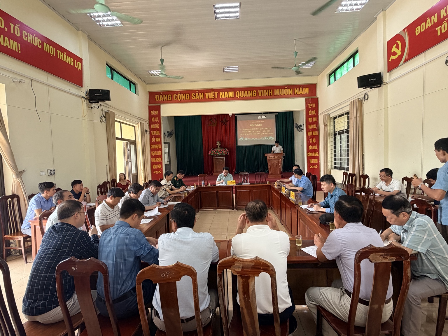 UBND XÃ TRẦN PHÚ: TỔ CHỨC HỘI NGHỊ GIAO BAN ĐÁNH GIÁ KẾT QUẢ CÔNG TÁC CHỈ ĐẠO, ĐIỀU HÀNH QUÝ I NĂM 2026- Ảnh 1.