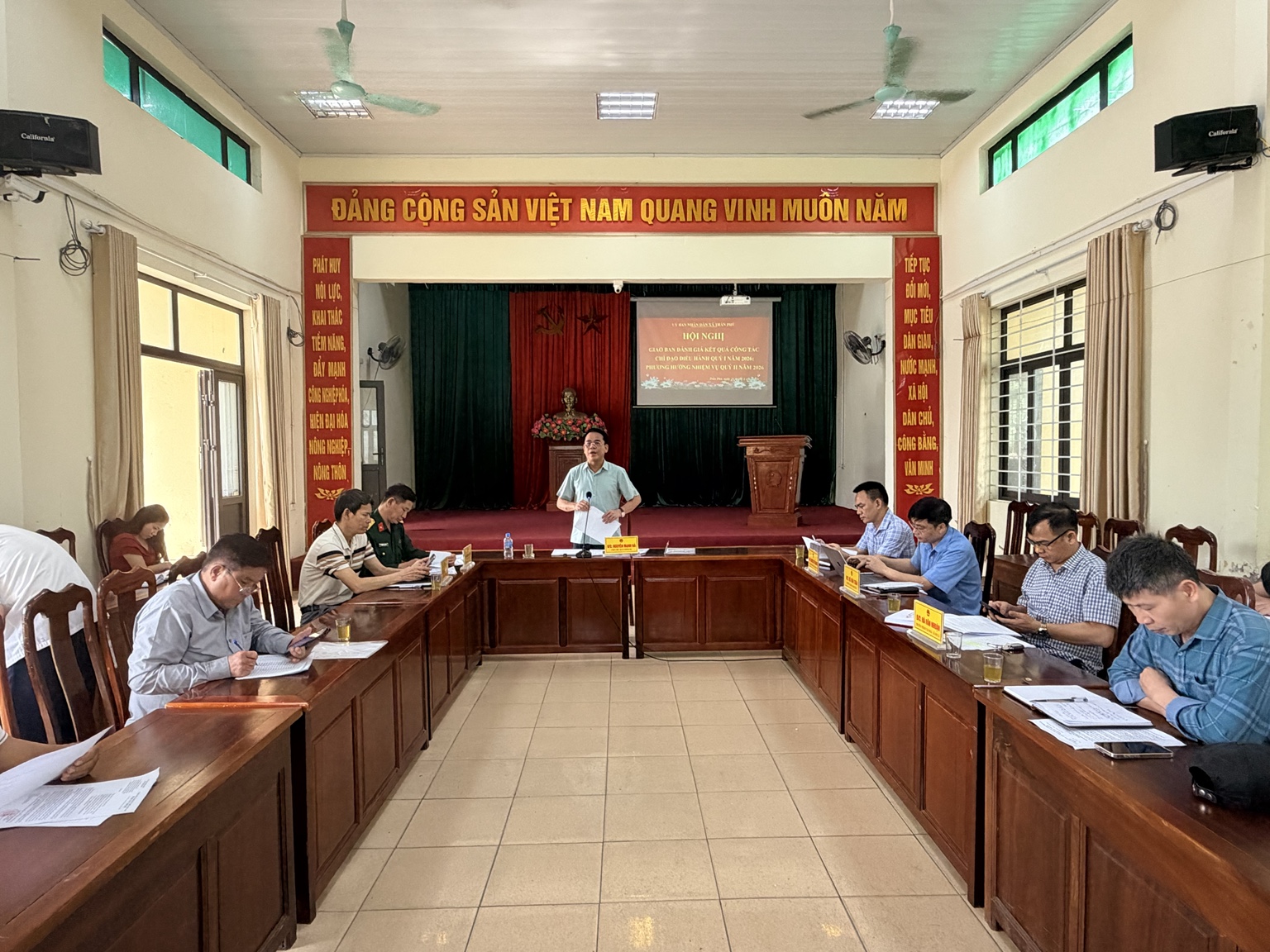 UBND XÃ TRẦN PHÚ: TỔ CHỨC HỘI NGHỊ GIAO BAN ĐÁNH GIÁ KẾT QUẢ CÔNG TÁC CHỈ ĐẠO, ĐIỀU HÀNH QUÝ I NĂM 2026- Ảnh 2.