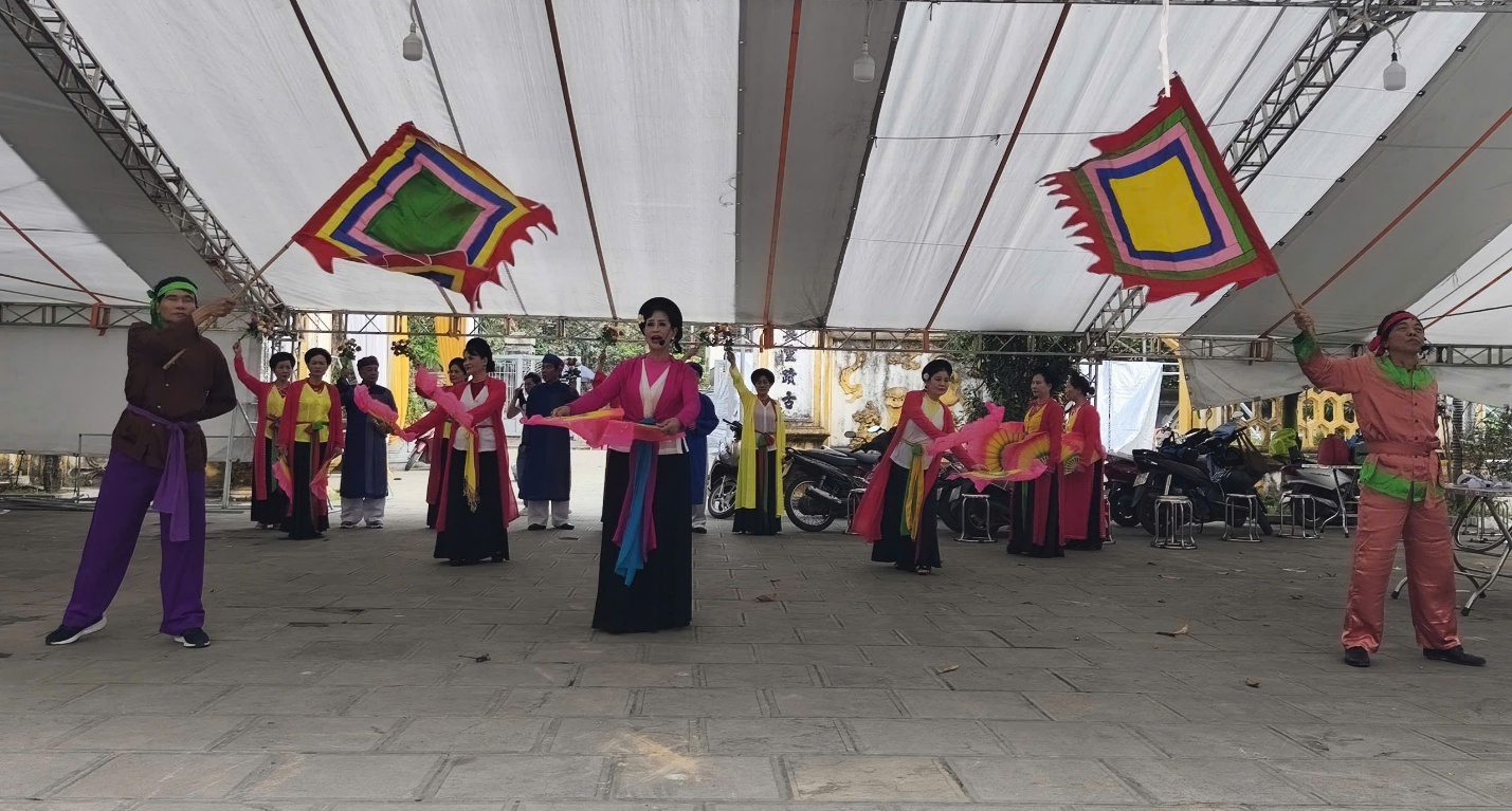 Giữ gìn bản sắc văn hoá dân tộc trong lễ hội truyền thống phường Yên Hoà- Ảnh 10.