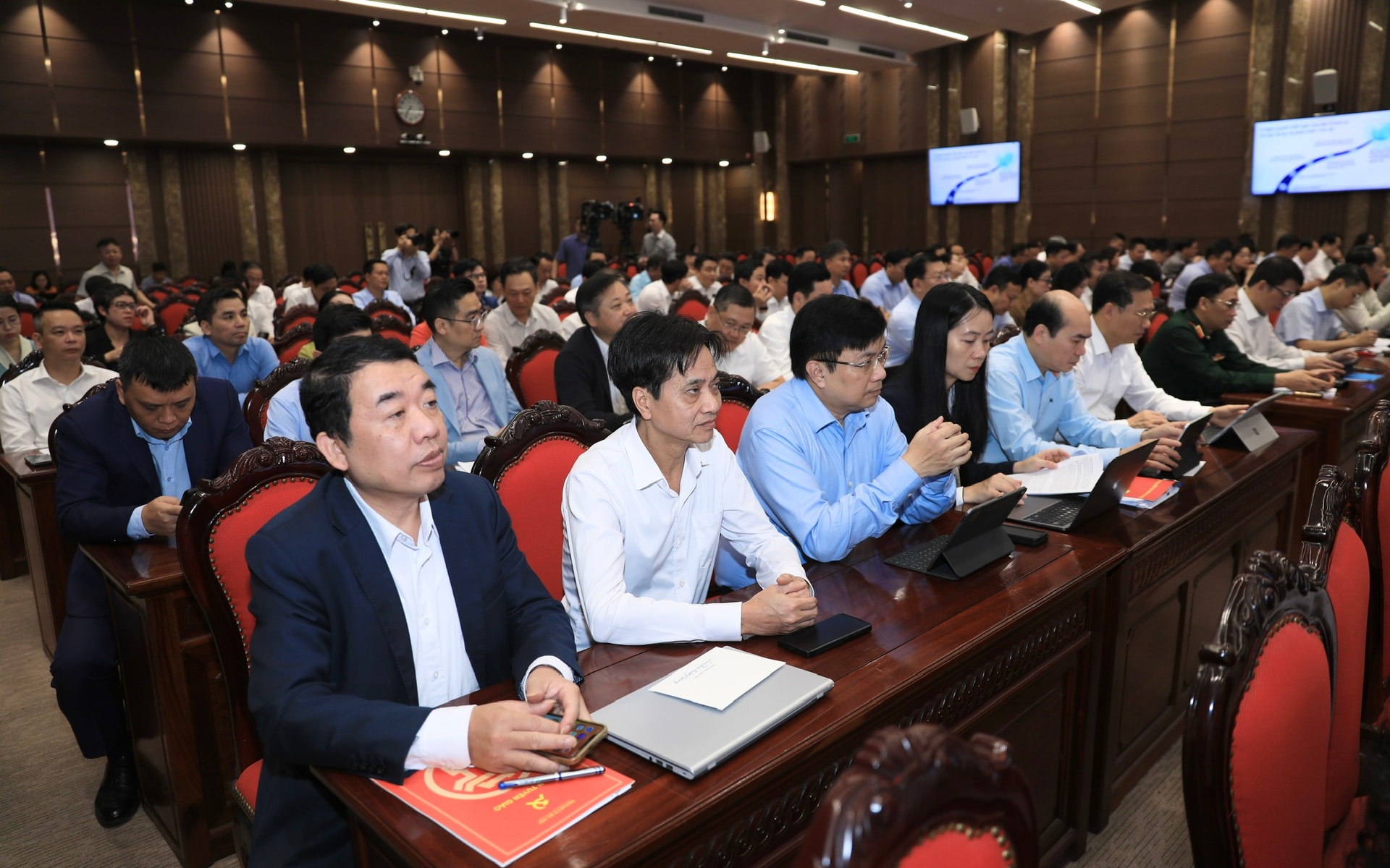 Triển khai Chương trình hành động thực hiện Nghị quyết số 02 của Bộ Chính trị về "Xây dựng và phát triển Thủ đô Hà Nội trong kỷ nguyên mới"- Ảnh 4.