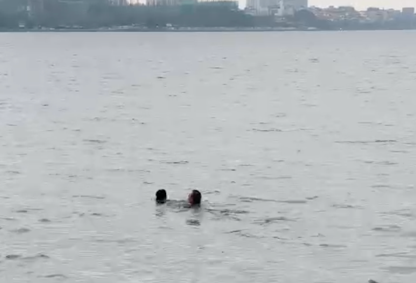 Công an phường Tây Hồ kịp thời cứu nữ thanh niên gặp nạn ở hồ Tây- Ảnh 1.