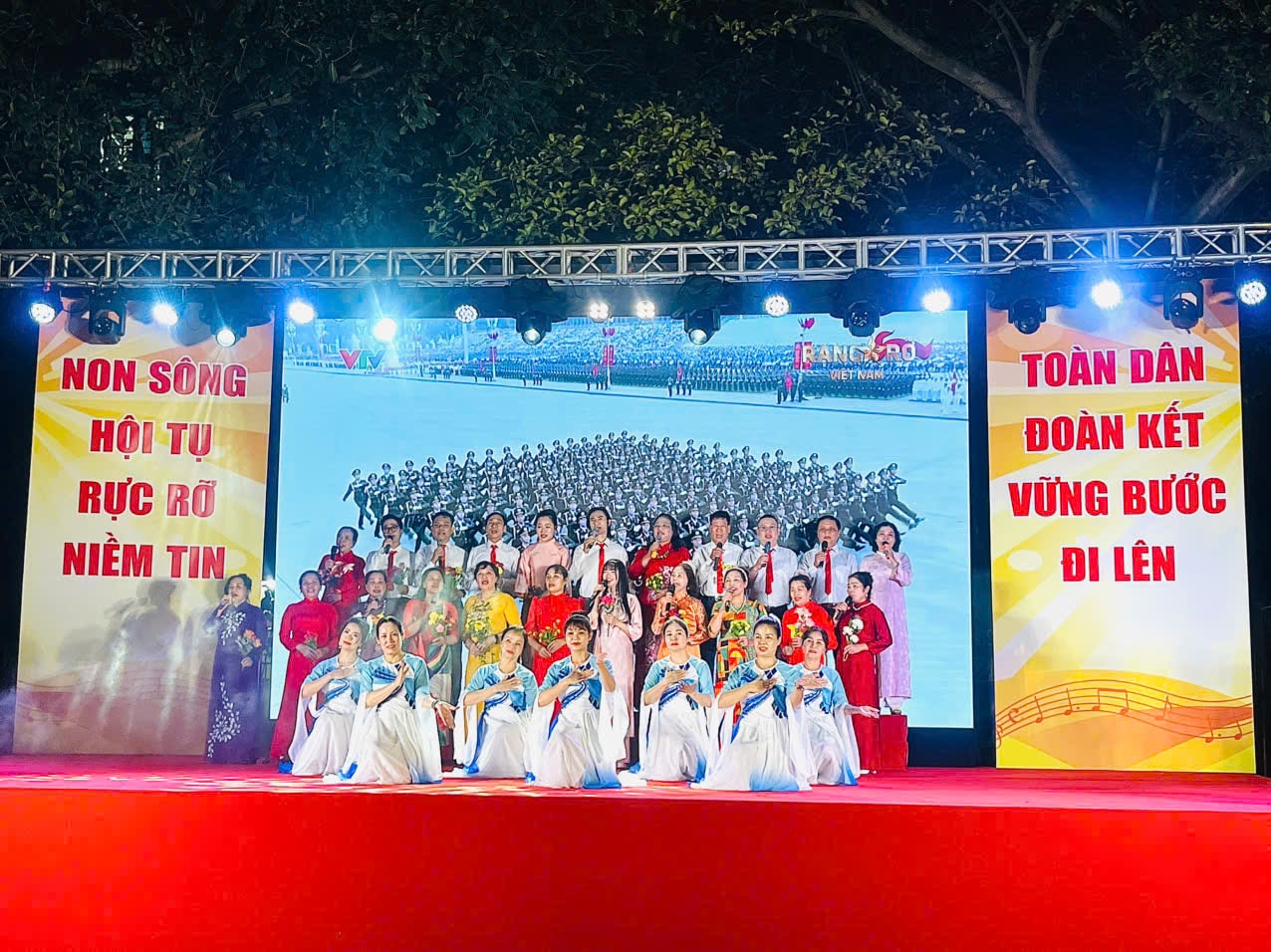 Phường Yên Hòa tổ chức thành công chương trình nghệ thuật “Âm vang ngày hội non sông"- Ảnh 3.
