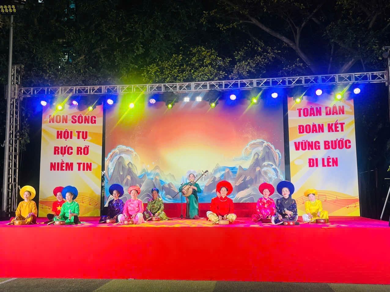 Phường Yên Hòa tổ chức thành công chương trình nghệ thuật “Âm vang ngày hội non sông"- Ảnh 4.