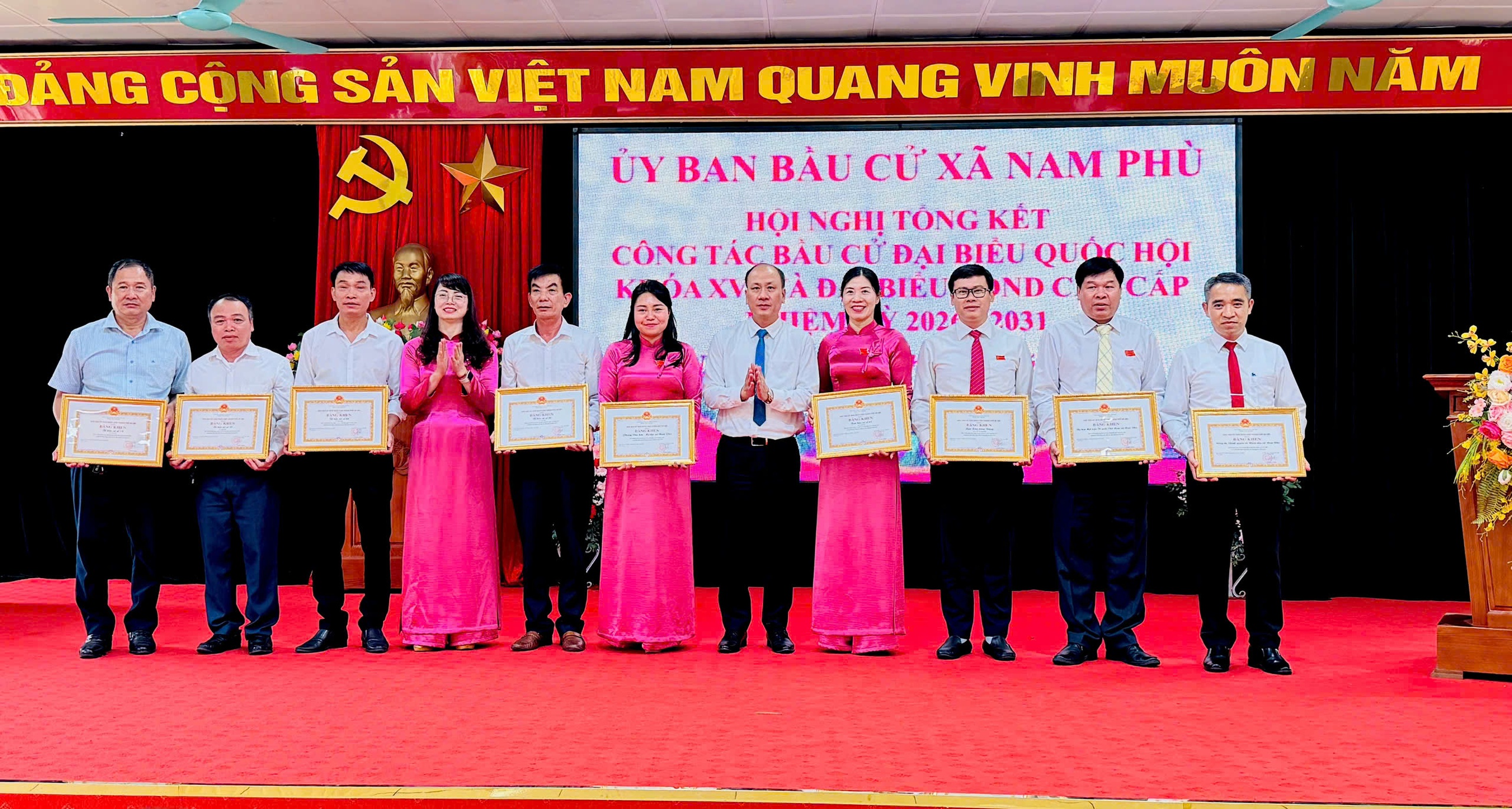 Nam Phù khen thưởng các tập thể, cá nhân thực hiện tốt công tác bầu cử