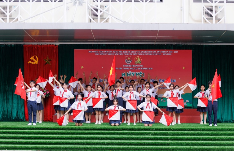 Có thể là hình ảnh về cái bục và văn bản