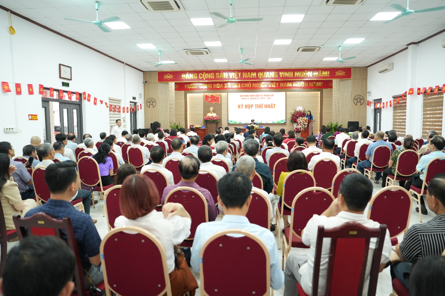 A group of people sitting in a room  AI-generated content may be incorrect.