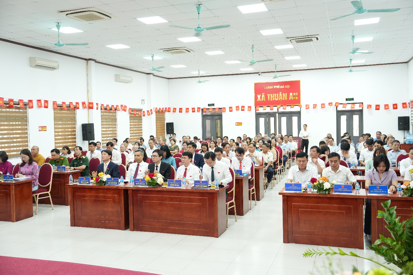 A group of people in a room  AI-generated content may be incorrect.