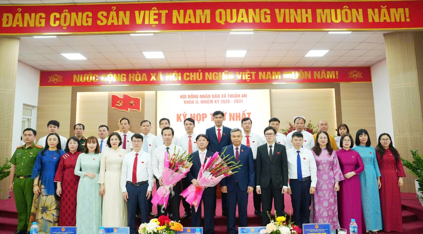 A group of people standing in front of a sign  AI-generated content may be incorrect.