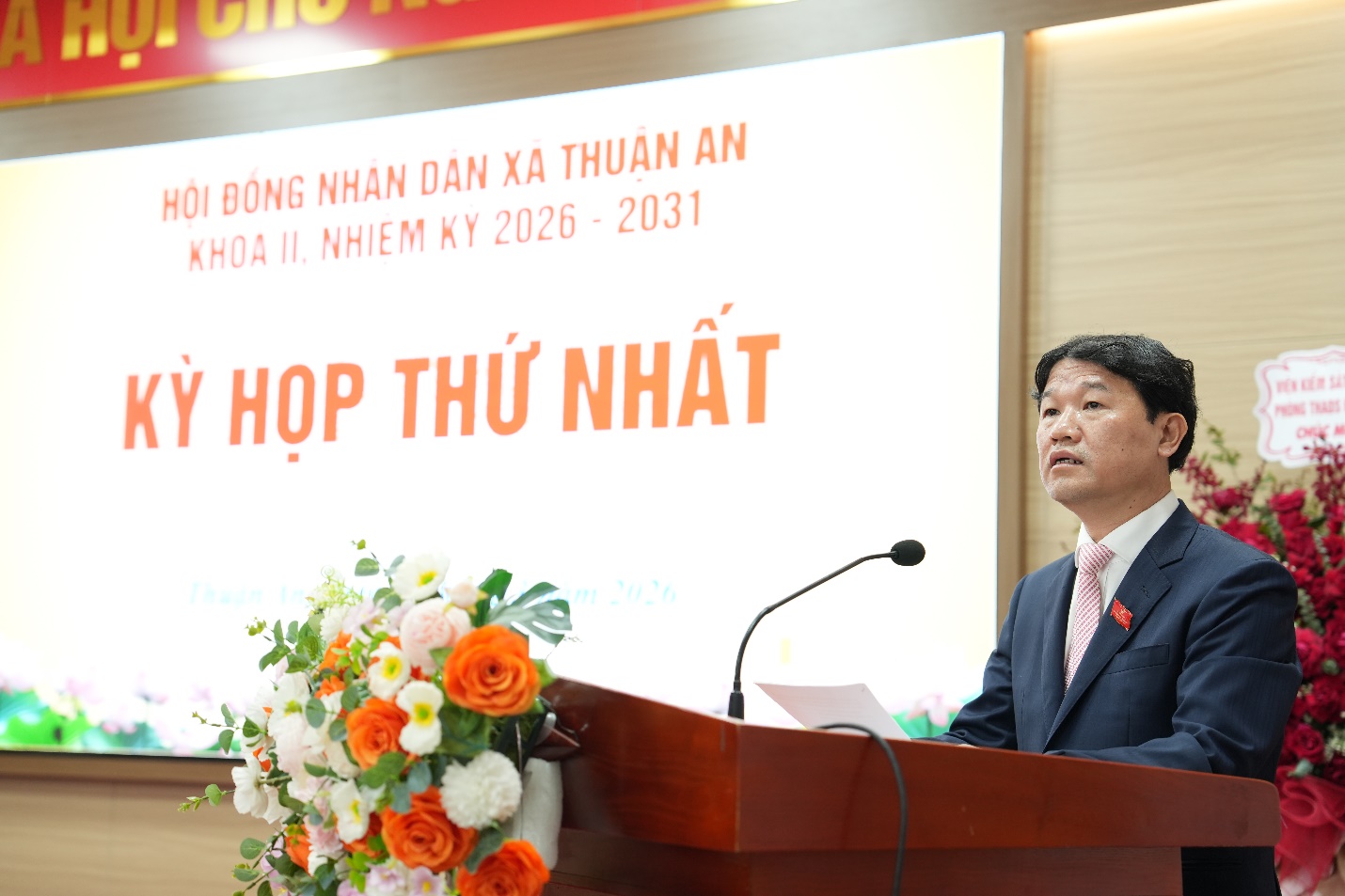 A person standing at a podium  AI-generated content may be incorrect.