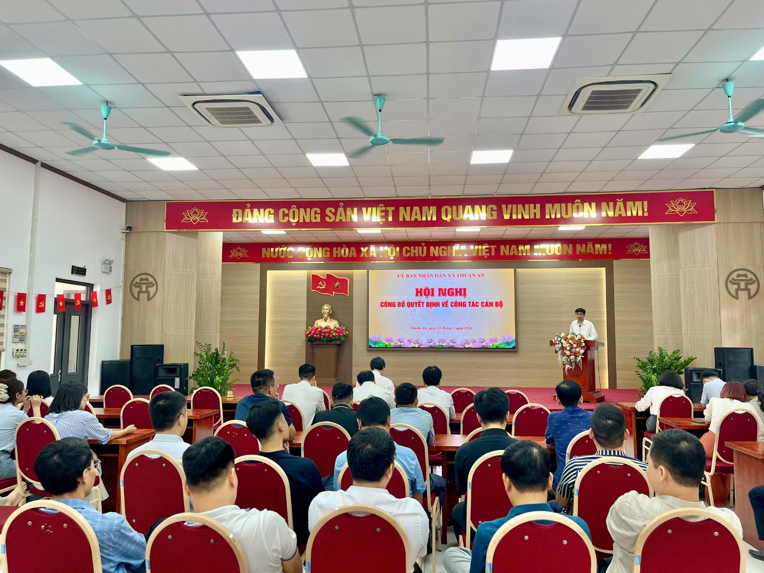 A group of people in a room  AI-generated content may be incorrect.