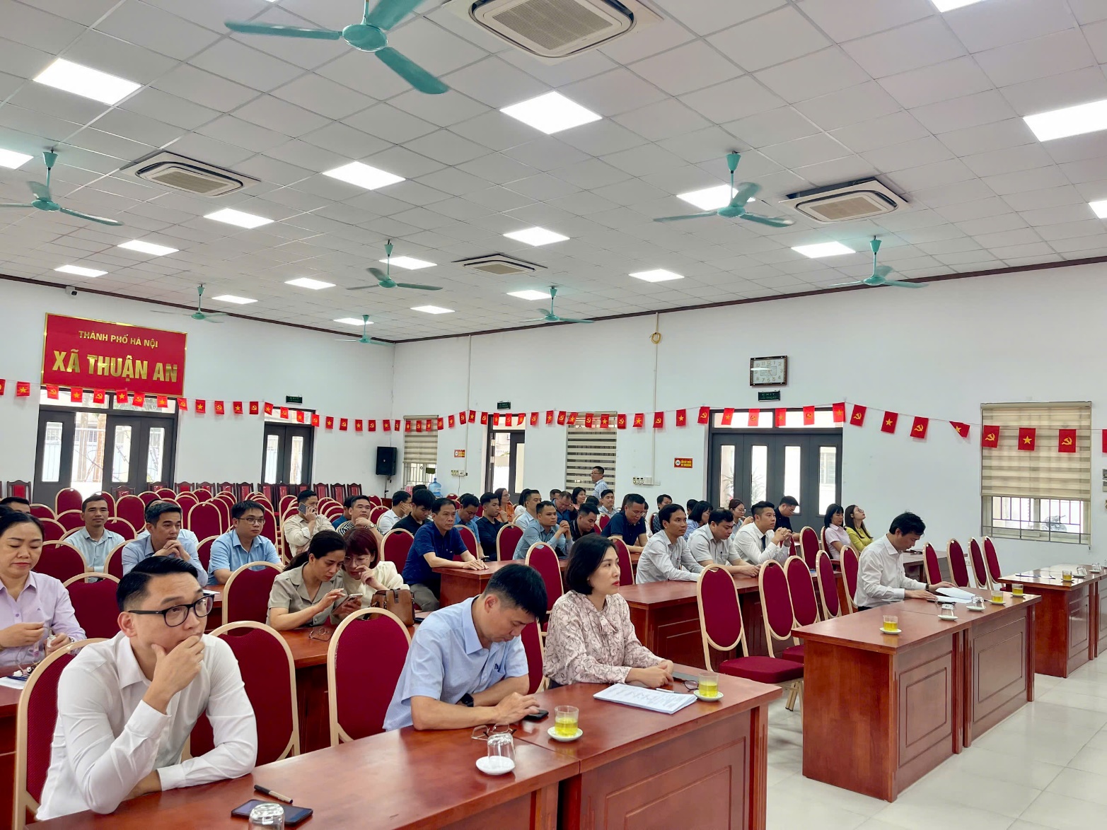 A group of people sitting in a room  AI-generated content may be incorrect.