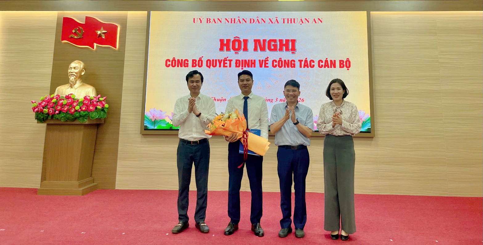 A group of people standing in front of a large screen  AI-generated content may be incorrect.