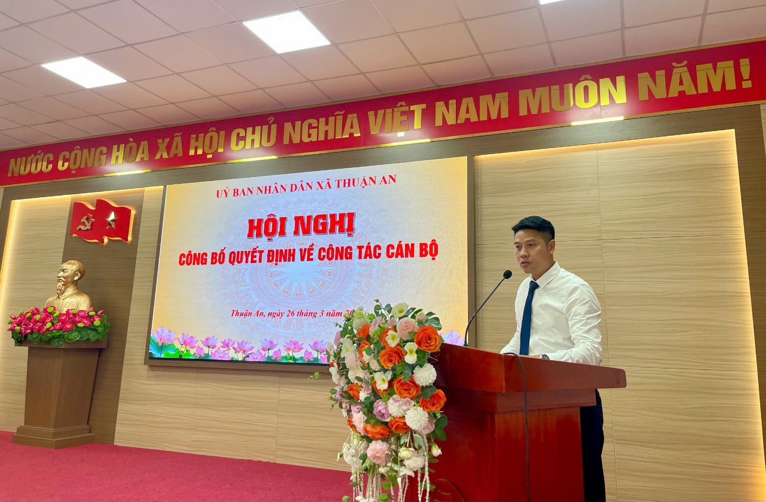 A person standing at a podium  AI-generated content may be incorrect.