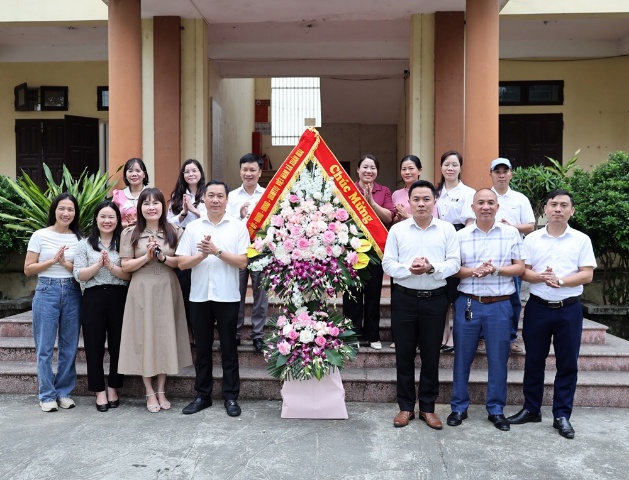 Đồng chí Chủ tịch UBND xã Xuân Mai Nguyễn Anh Đức tặng hoa chúc mừng Trung tâm Dịch vụ tổng hợp xã nhân kỷ niệm 80 năm Ngày truyền thống ngành thể dục, thể thao Việt Nam 27/3- Ảnh 2.