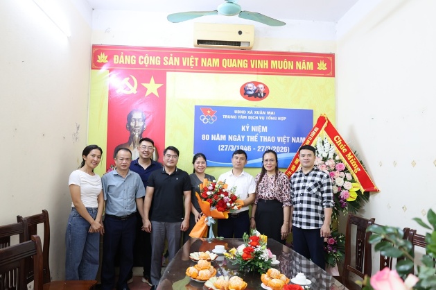 Đồng chí Chủ tịch UBND xã Xuân Mai Nguyễn Anh Đức tặng hoa chúc mừng Trung tâm Dịch vụ tổng hợp xã nhân kỷ niệm 80 năm Ngày truyền thống ngành thể dục, thể thao Việt Nam 27/3- Ảnh 3.